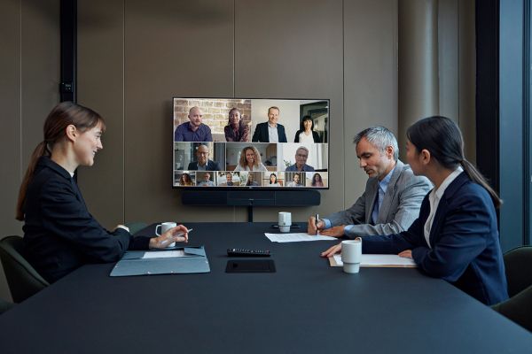 Videomeeting in meeting room with multiple participants-600400
